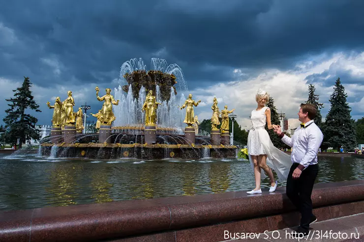 Вднх свадебный. Свадебная фотосессия на ВДНХ. ВДНХ фотосессия свадьба. Фотосессия на ВДНХ летом. Свадьбы на ВДНХ 2024.