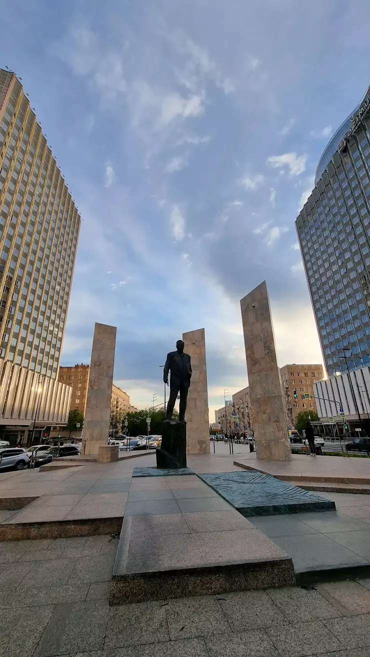 Памятник А.В. Александрову в Москве, ул. Плющиха, 27 строение 2 - фото,  отзывы 2024, рейтинг, телефон и адрес