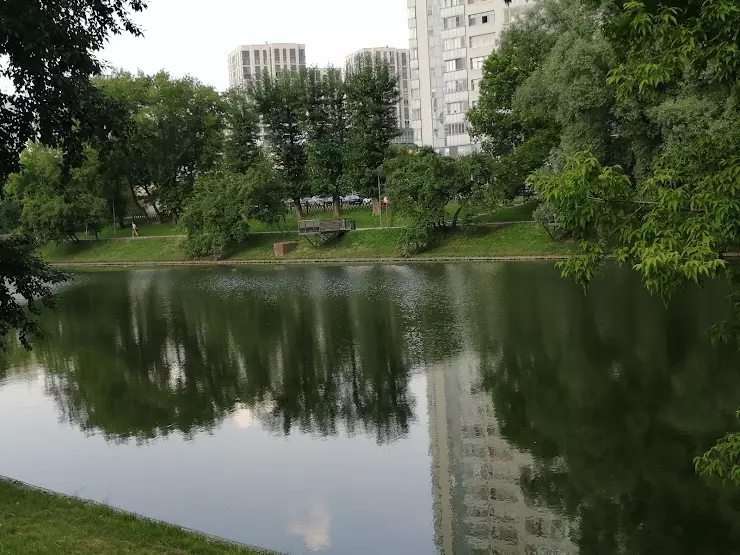 Нижний Красногвардейский пруд. Парк на Красногвардейской у метро. Красногвардейские пруды метро.