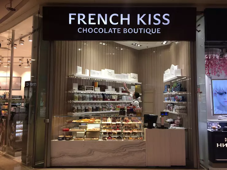 Магазины kiss. Френч Кисс. French Kiss бутик. Френч Кисс шоколад. Бутик шоколада French Kiss.