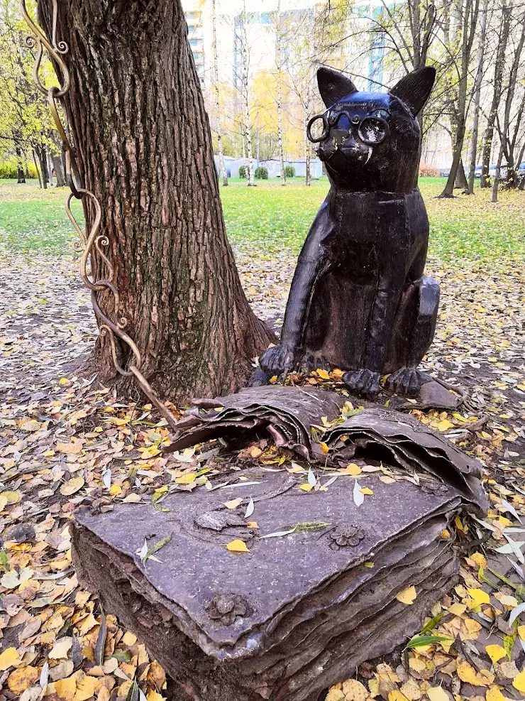 Кот на скамейке памятник