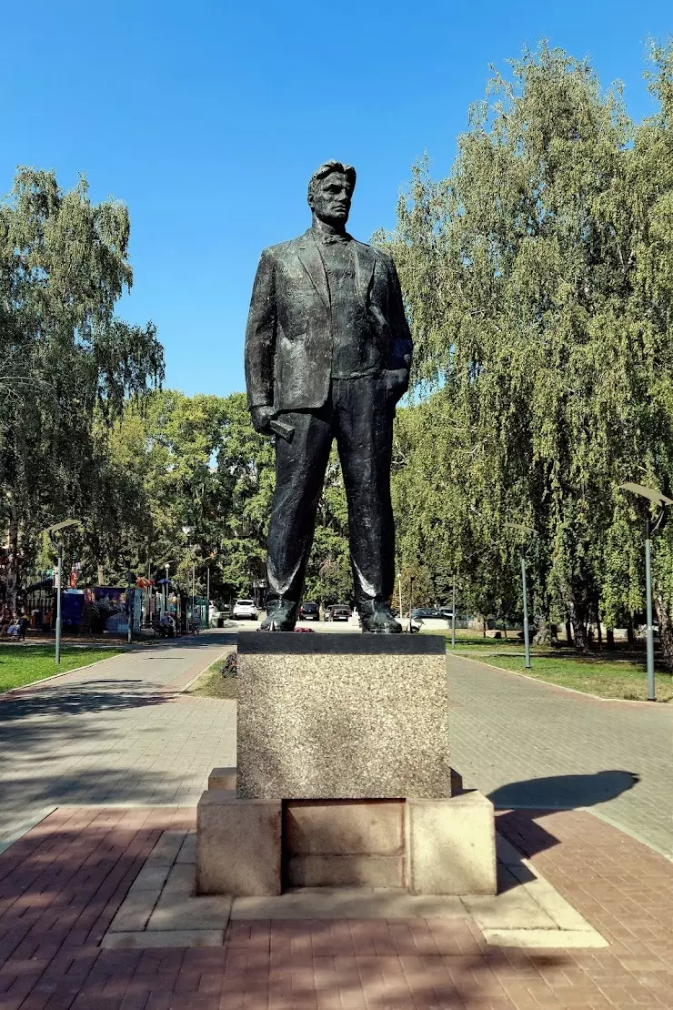 Памятник В. Маяковскому в Уфе, Коммунистическая ул., 67 - фото, отзывы  2024, рейтинг, телефон и адрес