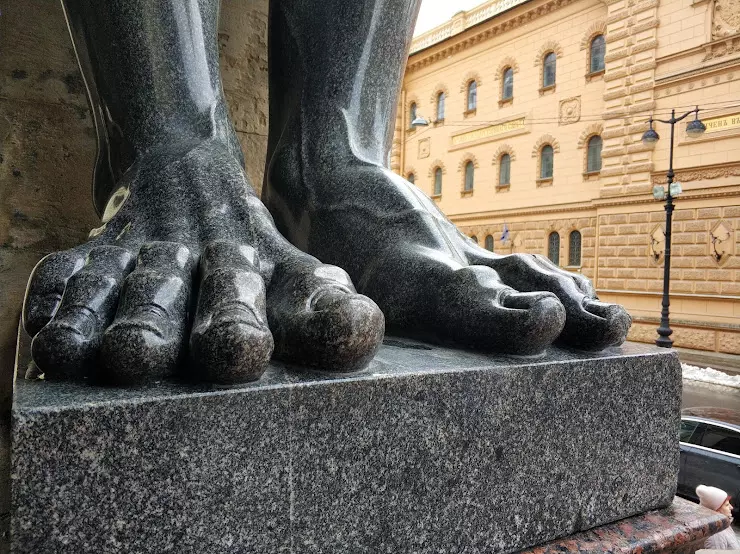 Атланты в Санкт-Петербурге. Атланты в Санкт-Петербурге фото. Атланты Эрмитажа в Санкт-Петербурге фото. Атланты статуи пальцы.