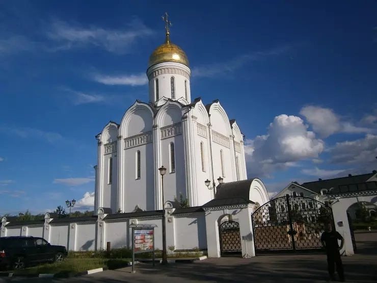 Церковь в усово. Храм в Усово на Рублевке. Церковь в Усово на Рублевском шоссе. Церковь Спаса Нерукотворного презентация в Усово. Усово достопримечательности.