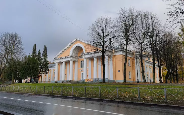 Ломоносовский городской дом культуры в Ломоносове, Дворцовый пр., 12/8 -  фото, отзывы 2024, рейтинг, телефон и адрес