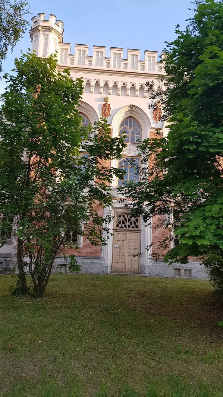 Готический дом в Петергофе, Александрийское ш., 2 корпус 2 - фото, отзывы  2024, рейтинг, телефон и адрес