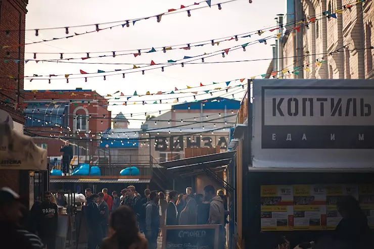 Винзавод кольцовская воронеж. Хестер стрит. Бродвей Маркет Лондон. Хестер стрит Нью-Йорк. Метро Парижа негры.