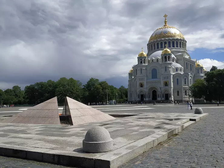 Кронштадт в огне. Якорная площадь в Кронштадте. Якорная площадь в Кронштадте фото. Вечный огонь в Кронштадте. Огни Кронштадта.