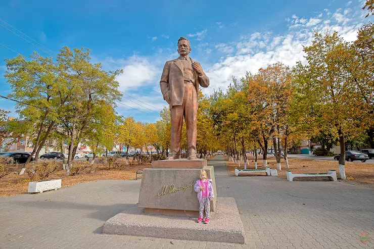 Миллерово шолохова. Памятник Шолохову в Миллерово. Миллерово Шолохова улица. Памятник Шолохову в Ровеньках. Памятник Шолохову Богучар.