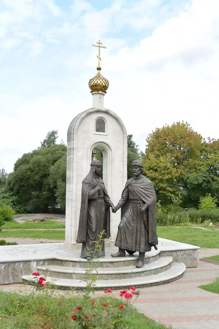 Памятник Петру и Февронии в Дмитрове, ул. Загорская, 17 - фото, отзывы  2024, рейтинг, телефон и адрес