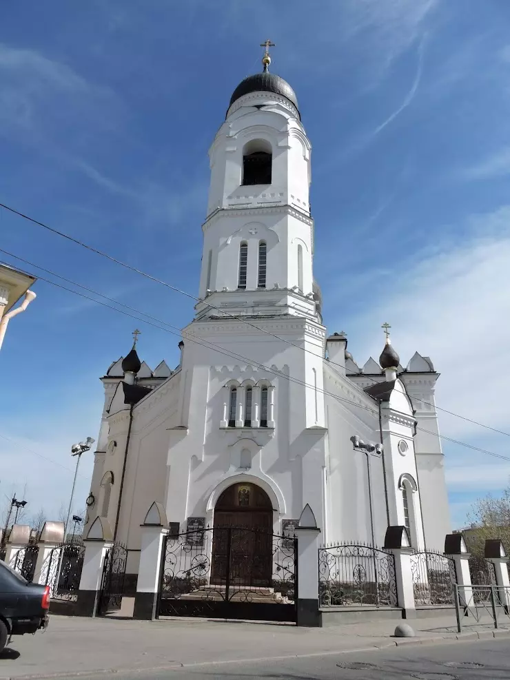 Храм архангела михаила в ломоносове. Ломоносов Дворцовый проспект 61. Костел на Ломоносовской.