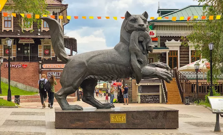 Сытый бабр иркутск. Памятник бабру в Иркутске. Памятники города Иркутска Бабр. Гостиница Бабр в Иркутске. Памятник бабру в Иркутске история.