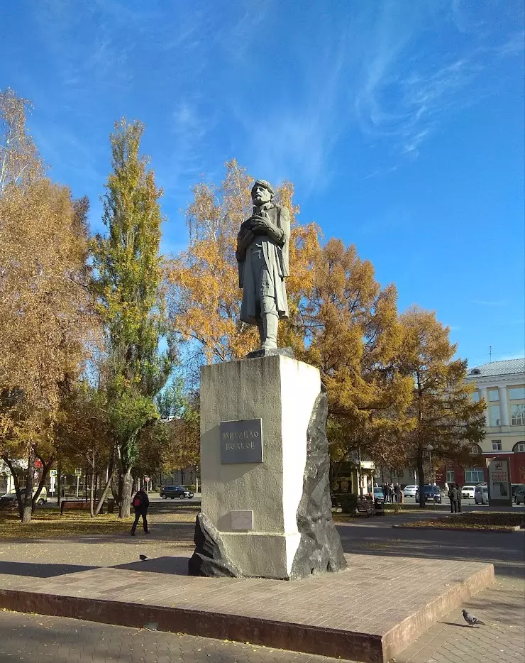 Монумент кемерово. Памятник Михайло Волкову в Кемерово. Памятник Волкову в Ярославле.