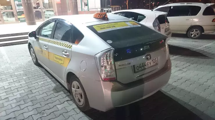 Такси владивосток телефоны. Toyota Prius Uber. Toyota Prius 30 Taxi. Тойота Приус такси Максим. Такси Максим Хабаровск таксопарк.