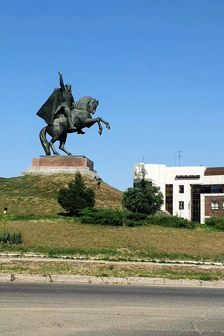 Памятник генералу О.И.Городовикову в Элисте, пл. им. О.И. Городовикова -  фото, отзывы 2024, рейтинг, телефон и адрес