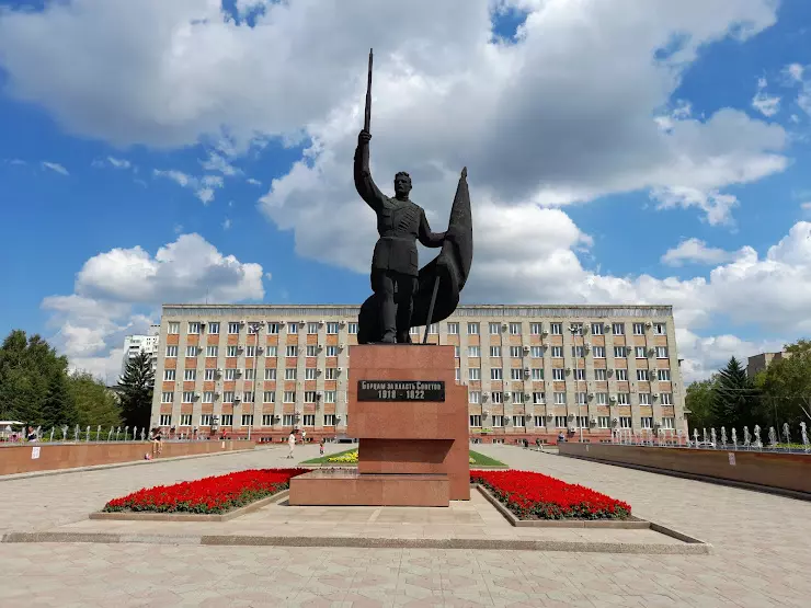 Вокзальная площадь уссурийск. Уссурийск Центральная площадь. Памятники Уссурийска. Уссурийск Серпухов.