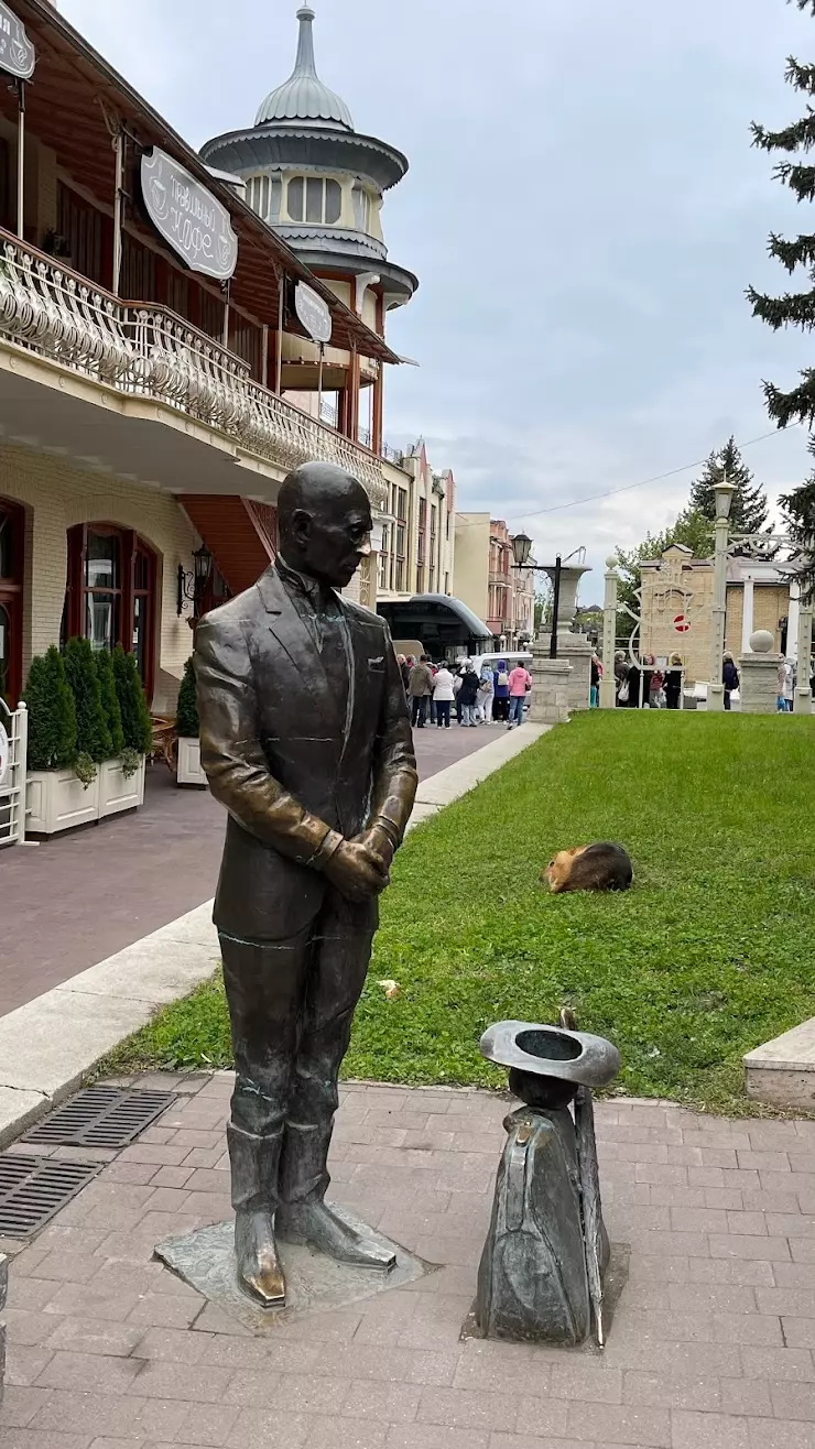 В Пятигорске восстановили поврежденный вандалами памятник Кисе Воробьянинову